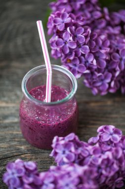 Blueberry smoothie ahşap bir masa üzerinde