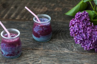 Blueberry smoothie ahşap bir masa üzerinde