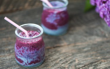 Blueberry smoothie ahşap bir masa üzerinde