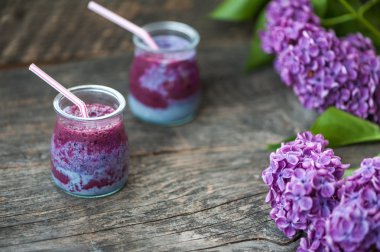 Blueberry smoothie ahşap bir masa üzerinde
