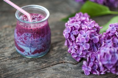 Blueberry smoothie ahşap bir masa üzerinde