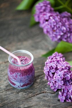 Blueberry smoothie ahşap bir masa üzerinde