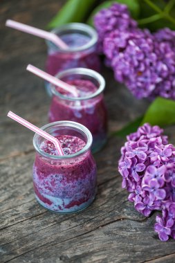 Blueberry smoothie ahşap bir masa üzerinde