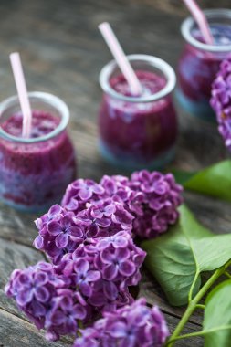 Blueberry smoothie ahşap bir masa üzerinde