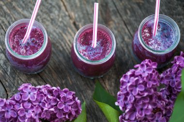Blueberry smoothie ahşap bir masa üzerinde