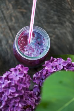 Blueberry smoothie ahşap bir masa üzerinde