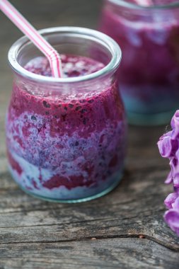 Blueberry smoothie ahşap bir masa üzerinde