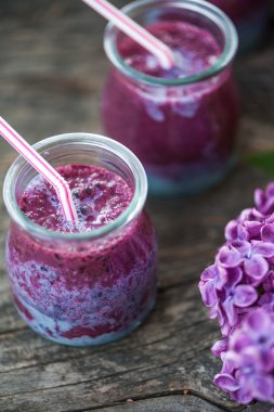 Blueberry smoothie ahşap bir masa üzerinde