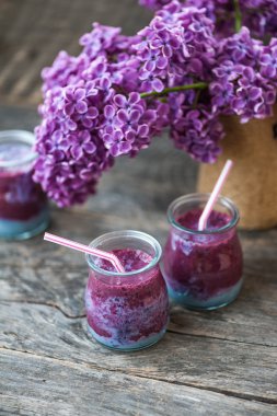 Blueberry smoothie ahşap bir masa üzerinde