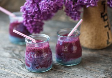 Blueberry smoothie ahşap bir masa üzerinde
