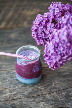 Blueberry smoothie ahşap bir masa üzerinde