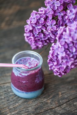 Blueberry smoothie ahşap bir masa üzerinde