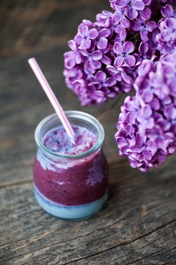 Blueberry smoothie ahşap bir masa üzerinde