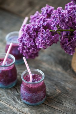 Blueberry smoothie ahşap bir masa üzerinde