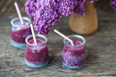 Blueberry smoothie ahşap bir masa üzerinde