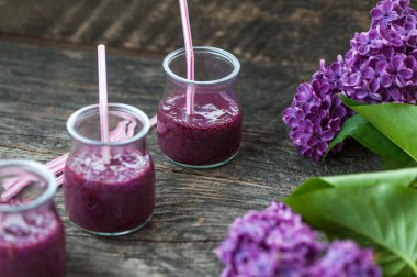 Blueberry smoothie ahşap bir masa üzerinde