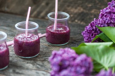 Blueberry smoothie ahşap bir masa üzerinde