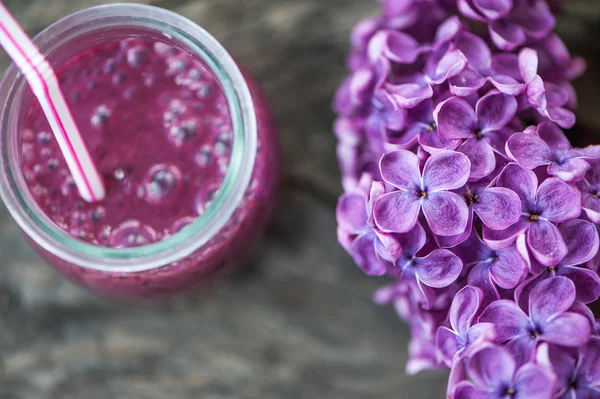 Blueberry smoothie ahşap bir masa üzerinde — Stok fotoğraf