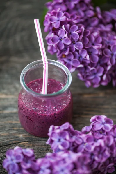 Blueberry smoothie ahşap bir masa üzerinde