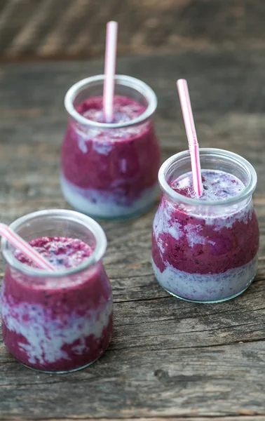 Blueberry smoothie ahşap bir masa üzerinde — Stok fotoğraf