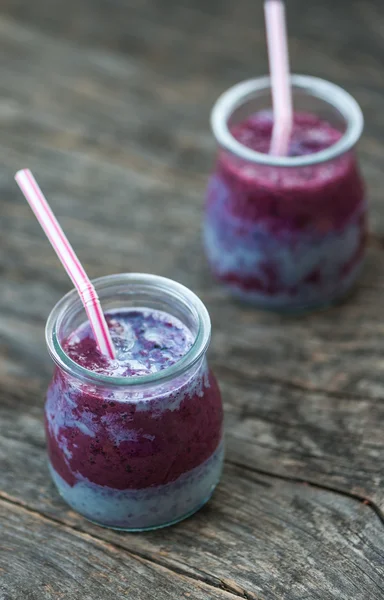 Blueberry smoothie på ett träbord — Stockfoto