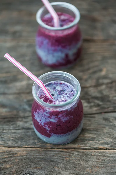 Blueberry smoothie ahşap bir masa üzerinde — Stok fotoğraf