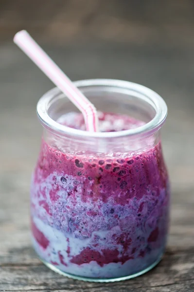 Blueberry smoothie ahşap bir masa üzerinde — Stok fotoğraf