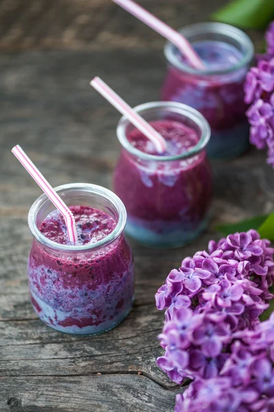 Blueberry smoothie ahşap bir masa üzerinde