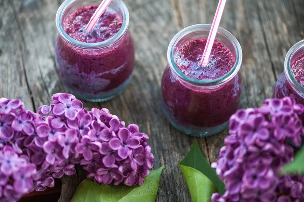 Blueberry smoothie ahşap bir masa üzerinde