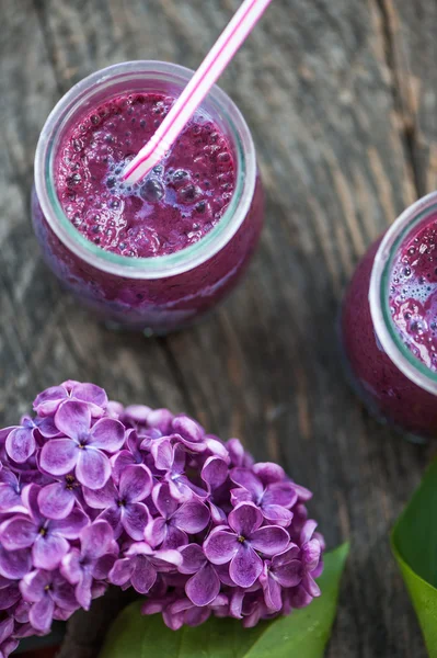 Blueberry smoothie ahşap bir masa üzerinde