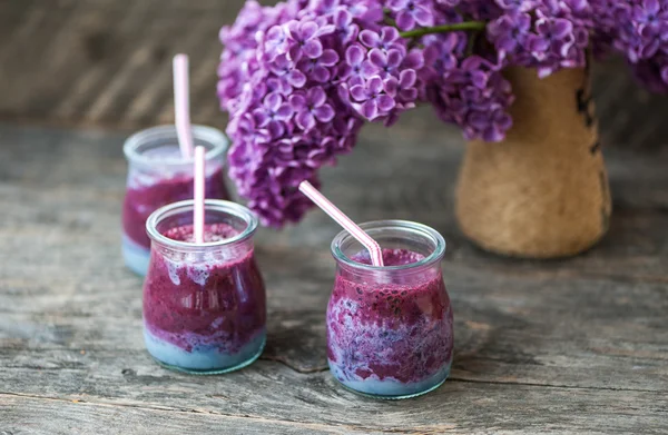 Blueberry smoothie ahşap bir masa üzerinde