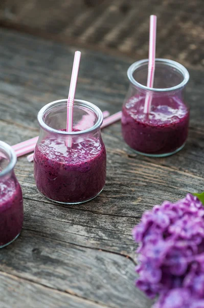 Blueberry smoothie ahşap bir masa üzerinde — Stok fotoğraf