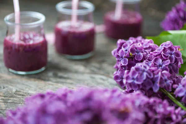 Blueberry smoothie ahşap bir masa üzerinde