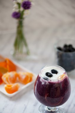 tatlı meyve ve yoğurt ile