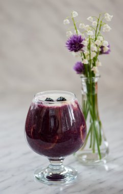 tatlı meyve ve yoğurt ile