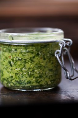 Ev yapımı pesto