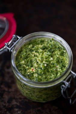 Ev yapımı pesto