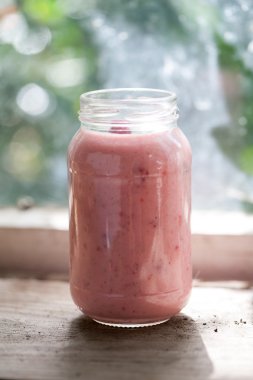 organik çilek smoothie