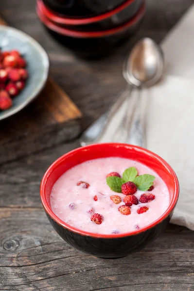 Dessert met aardbei — Stockfoto