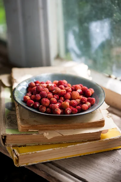 Red organic wild strawberries — Stock Photo, Image