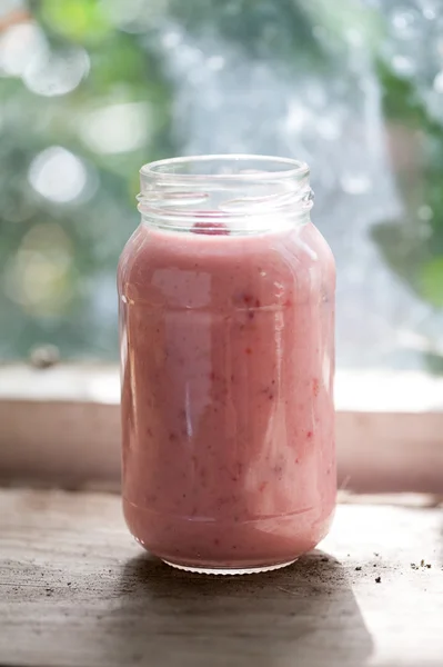 Organic strawberry smoothie — Stock Photo, Image