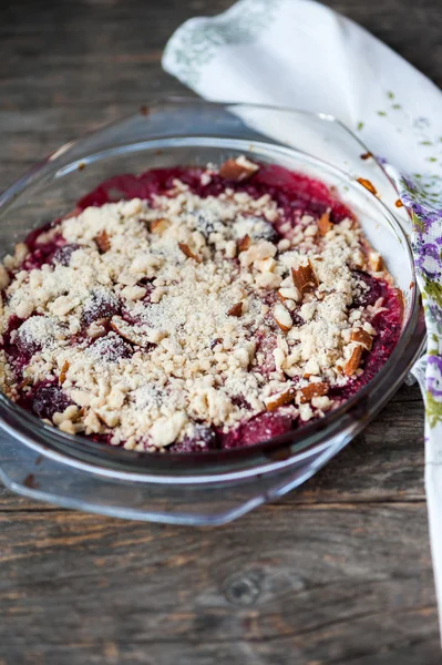 Red organic berry crumble — Stock Photo, Image