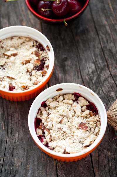 Red organic berry crumble — Stock Photo, Image