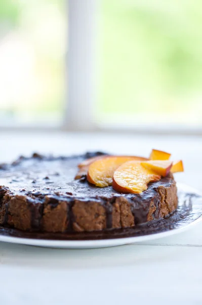 Chokladkaka med frukt — Stockfoto