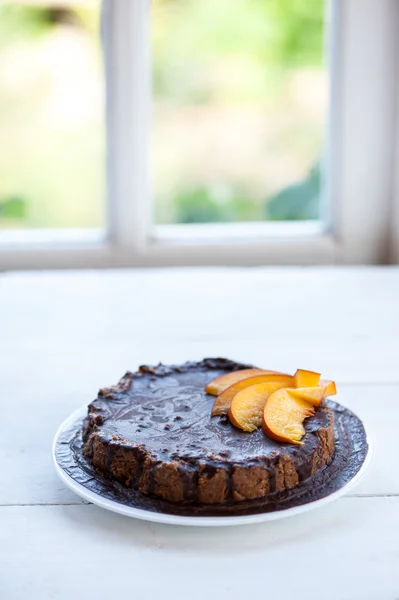 Chokladkaka med frukt — Stockfoto