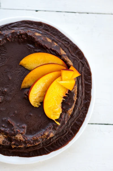 フルーツ入りチョコレートケーキ — ストック写真