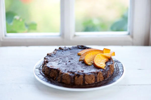 Chokladkaka med frukt — Stockfoto