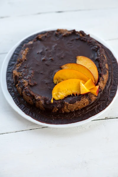 Chokladkaka med frukt — Stockfoto