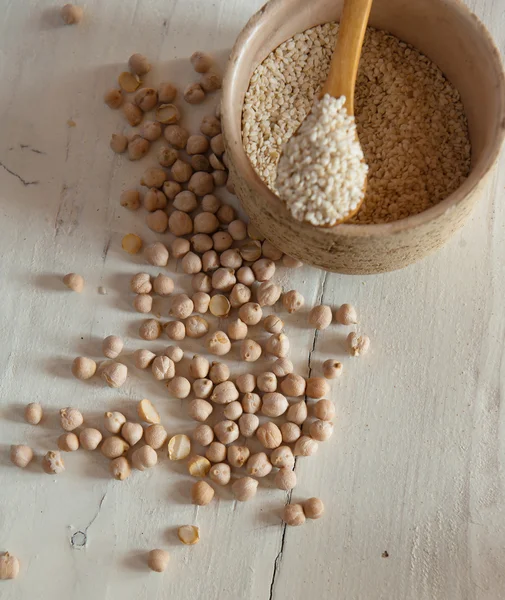 Chickpeas and sesame seeds — Stock Photo, Image