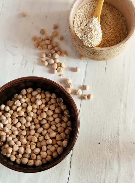 Chickpeas and sesame seeds — Stock Photo, Image